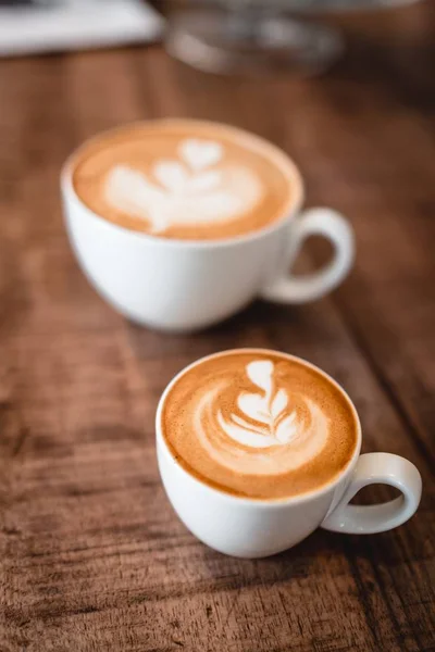 Een Verticaal Shot Van Cappuccino Cups Met Verschillende Figuren Erin — Stockfoto