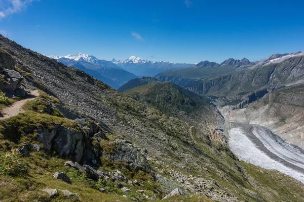 Kurvig stig nära klippiga kullar vid Aletsch Glacier, Valais-regionen, Schweiz — Stockfoto