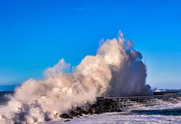 Huge sea wave under the blue sky in the Canary Islands, Spain — Stock Photo, Image