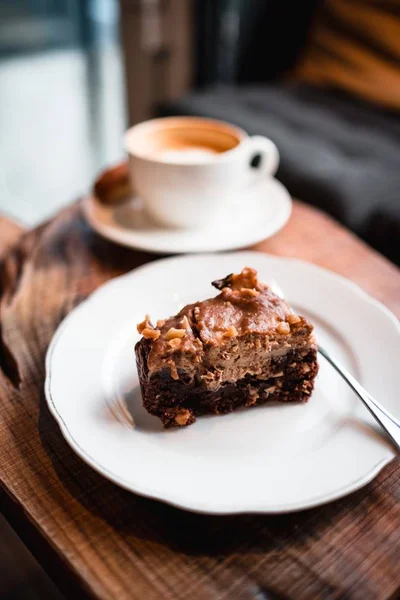 カフェでプレートの上においしいケーキのクローズアップショット — ストック写真