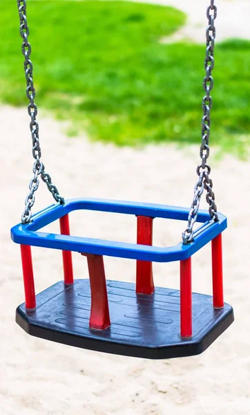 Närbild bild av ett barns swing med suddig bakgrund — Stockfoto