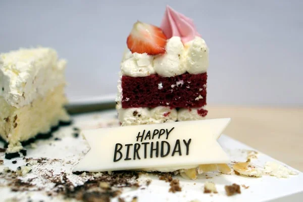 Selective Focus Shot Sliced Birthday Cake Blurred Background — Stock Photo, Image