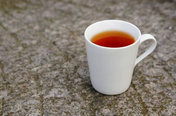 Eine Nahaufnahme Von Tee Einer Weißen Tasse Auf Dem Boden — Stockfoto
