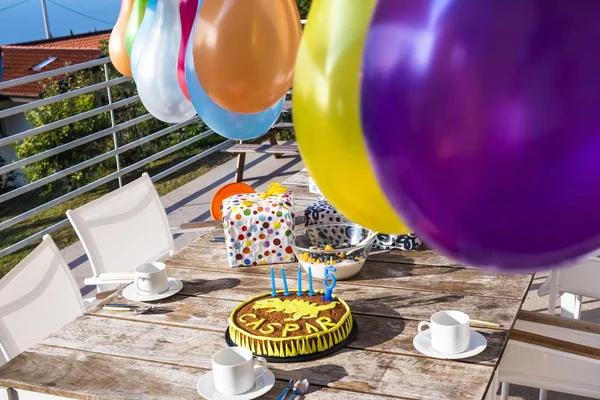 Detailní záběr zavěšení barevné balónky na narozeninové párty — Stock fotografie