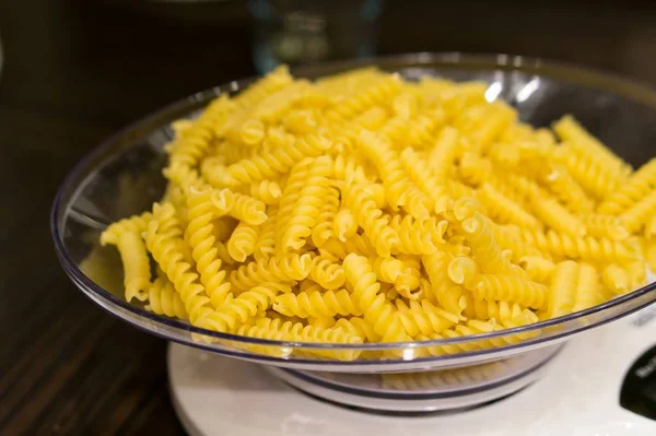 Encerramento tiro de uma tigela de macarrão em uma tigela — Fotografia de Stock