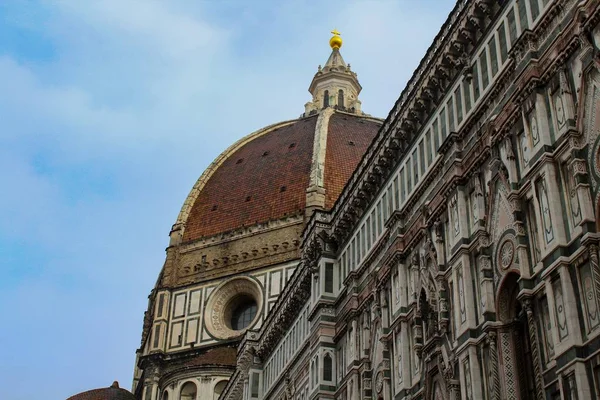 Vue à faible angle de la cathédrale de Florence sous la lumière du soleil à Florence en Italie — Photo