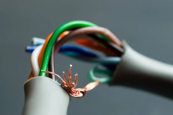 Fechamento de um cabo ethernet UTP quebrado — Fotografia de Stock