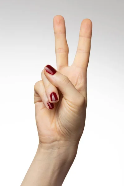 Barış işareti olan bir kadın elinin dikey çekimi. — Stok fotoğraf