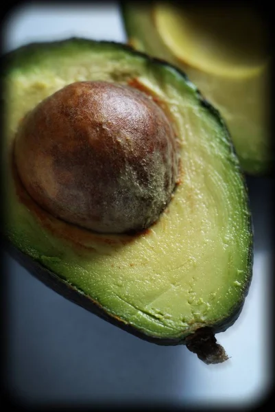 Een Close Shot Van Een Frisse Halve Avocado Met Een — Stockfoto