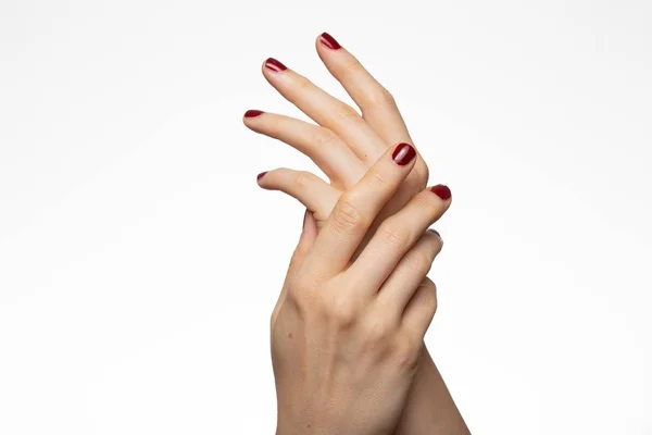 Όμορφα γυναικεία χέρια με κόκκινο βερνίκι νυχιών — Φωτογραφία Αρχείου