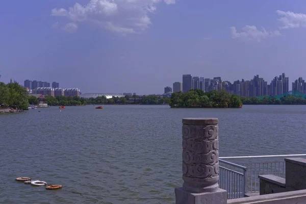 Vue en grand angle des bâtiments d'une ville près de l'eau — Photo