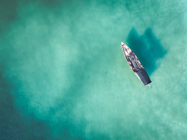 Luchtfoto van een boot zeilen op het water - geweldig voor een achtergrond — Stockfoto