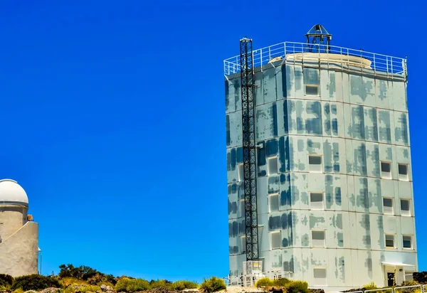 Laaghoekige opname van een hoog gebouw onder een blauwe hemel op de Canarische Eilanden, Spanje — Stockfoto