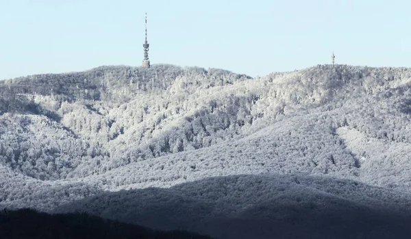 Széles kép egy toronyról Medvednica hegyen, Zágrábban, Horvátországban — Stock Fotó