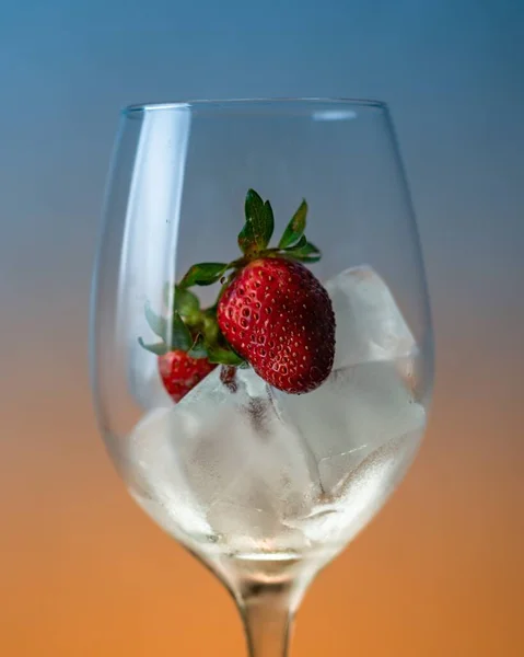 Primo Piano Bicchiere Vino Con Una Deliziosa Fragola Fresca Con — Foto Stock