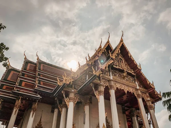 Baixo ângulo tiro de belo design de um templo em bangalô, tailândia — Fotografia de Stock