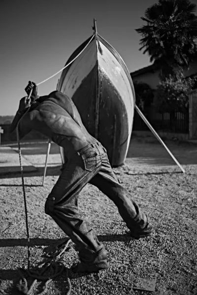 蒙福德 意大利 2017年6月14日 一幅黑白的雕塑照片 描绘了一个人努力把他的船拖出水面 — 图库照片