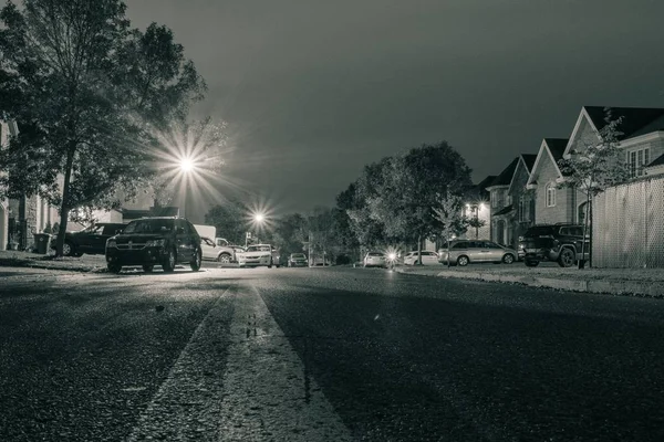 Μονόχρωμη ενός δρόμου γειτονιά τη νύχτα με φωτεινά φώτα του δρόμου — Φωτογραφία Αρχείου