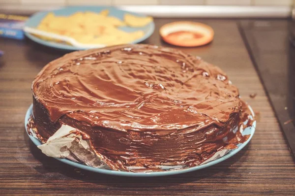Cierre de una tarta de chocolate húmedo casero de una sola capa en una mesa de cena. —  Fotos de Stock