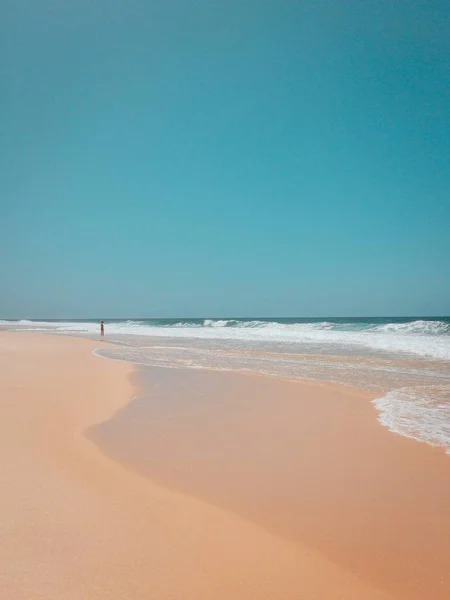 Vacker bild av en sandstrand i Rio de Janeiro med starka vågor av havet — Stockfoto