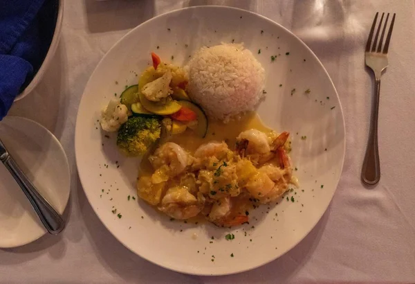 Tiro em cima de uma placa com legumes de camarões de arroz no café em Aruba — Fotografia de Stock