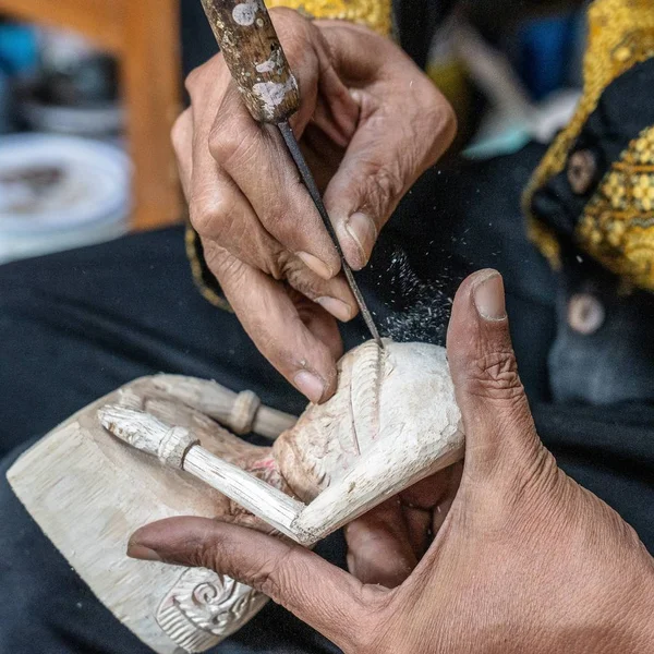 Tembakan jarak dekat dari seorang pria membuat boneka dengan latar belakang kabur — Stok Foto