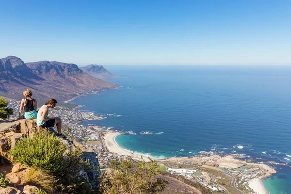 Cape Town Sudafrica Dicembre 2019 Due Escursionisti Siedono Una Scogliera — Foto Stock