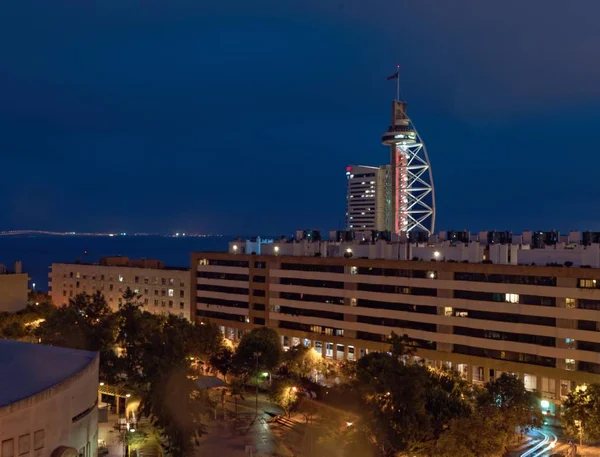 Ampio angolo di ripresa degli edifici di una città di notte — Foto Stock