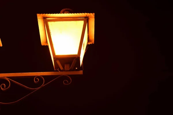 Baixo ângulo de disparo de uma luz de rua à noite — Fotografia de Stock