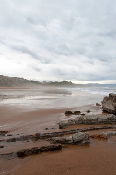 Colpo verticale della spiaggia rocciosa di Sopelana a Vizcaya, Spagna, in una giornata di pioggia — Foto Stock
