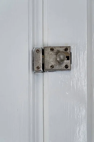 Крупним планом знімок білих дверей з дверними петлями — стокове фото