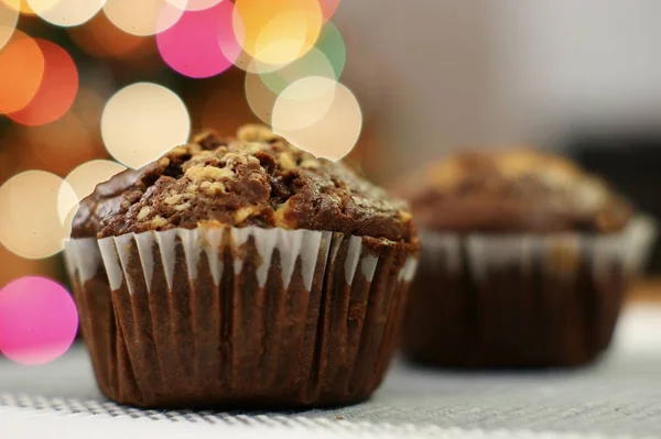 Hermoso disparo de un muffin de chocolate con luces borrosas en el fondo. — Foto de Stock