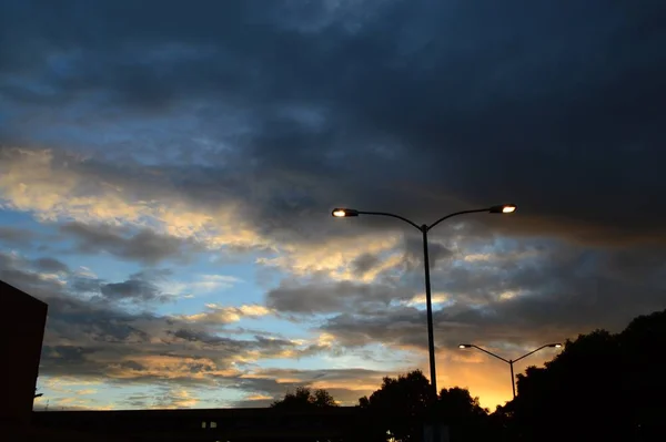 背景には曇り空のランプシルエットのショット — ストック写真