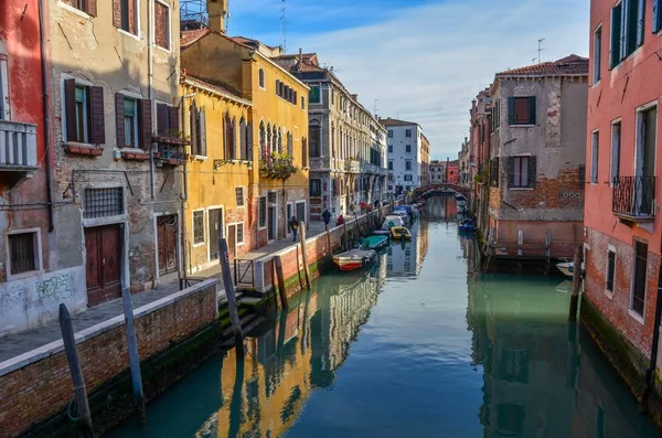 Hermoso tiro de canales y edificios coloridos de Venecia, Italia. — Foto de Stock