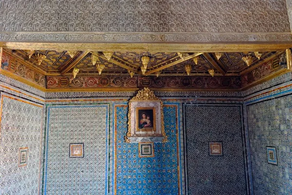 Brede hoekopname van de binnenkant van het paleis Casa de Pilatos in Sevilla, Spanje — Stockfoto
