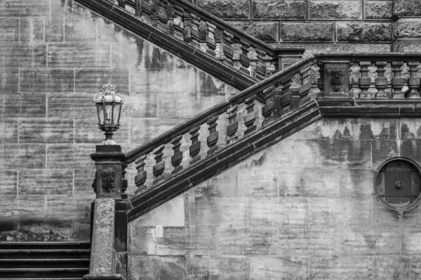 Grayscale shot van een trap van een oud gebouw — Stockfoto