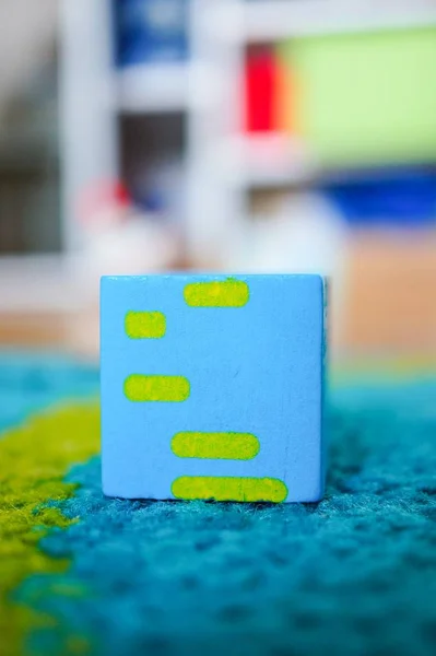 Obdélníková hračka pro děti na pestrobarevný povrch — Stock fotografie