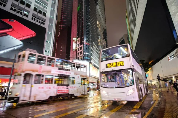 2019年3月4日 雨夜双层巴士在铜锣湾公路上行驶 — 图库照片