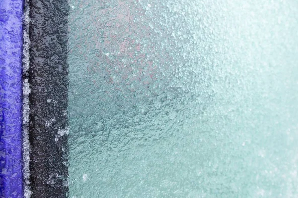 Photo de fermeture de givre dans une voiture bleue pendant l'hiver — Photo