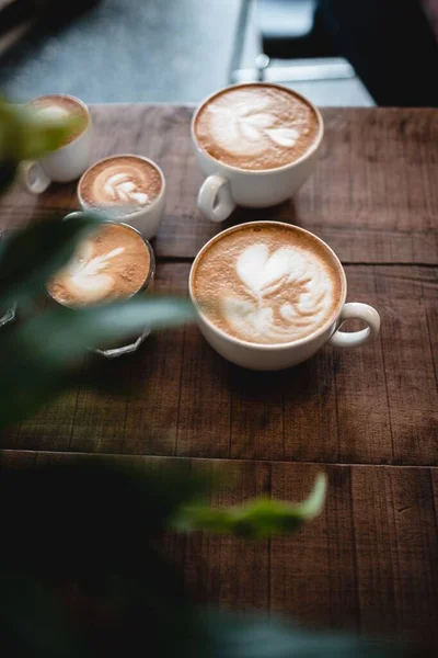 Plan Vertical Tasses Cappuccino Avec Différentes Figures Elle — Photo