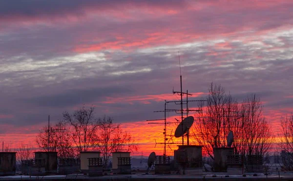 Paysage du coucher de soleil à zagreb avec antennes sur le dessus du bâtiment — Photo