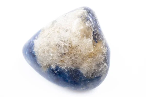 Pedra mineral natural branca e azul contra um fundo branco — Fotografia de Stock