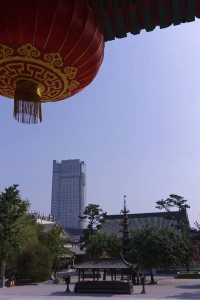 Vue verticale d'une décoration chinoise devant les bâtiments d'une ville — Photo