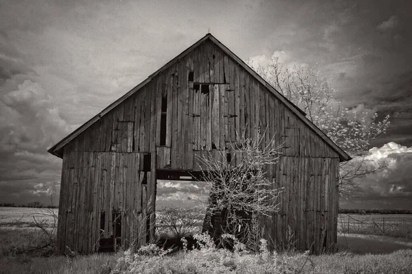 Plan Niveaux Gris Une Grange Bois Abandonnée Avec Ciel Sombre — Photo