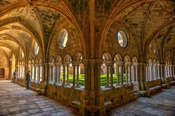 Skott av Abbaye de Fontfroide interiören i Narbonne, Frankrike — Stockfoto