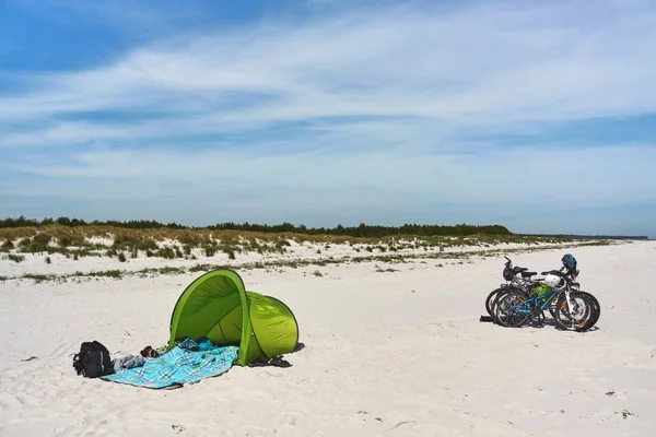 Bicycles parked by the green beach tent at a sea beach in Dueodde, Bornholm island, Denmark — Stock Photo, Image