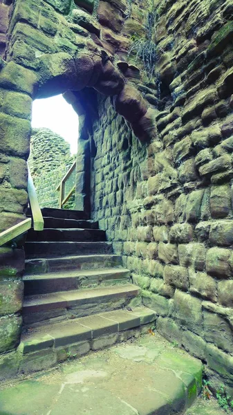 Foto vertical de escaleras de mampostería en el Castillo de Goodrich, en Herefordshire, Inglaterra. —  Fotos de Stock
