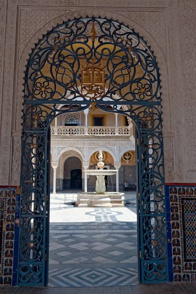 Vertikale Aufnahme des Eingangs der Casa de Pilatos in Sevilla, Spanien — Stockfoto