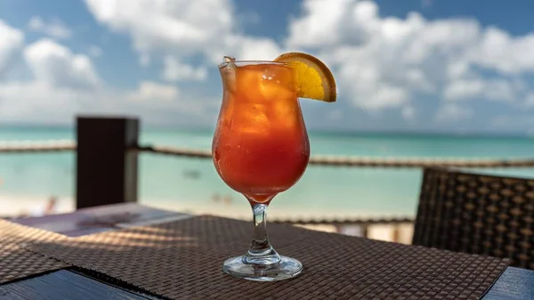 Close-up als en oranje cocktail met een citroen in het strandcafé op Aruba — Stockfoto