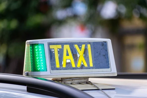 Крупним планом зламаний знак таксі, прикріплений до даху автомобіля — стокове фото